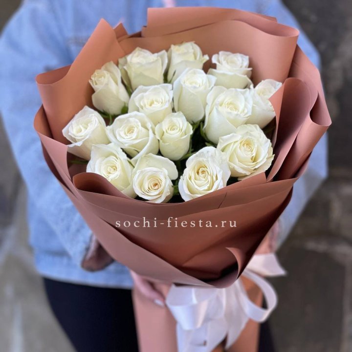 15 белых роз сиена в Череповеце