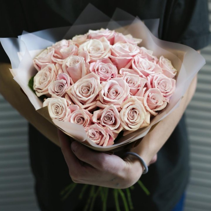 27 кремовых роз в Череповеце