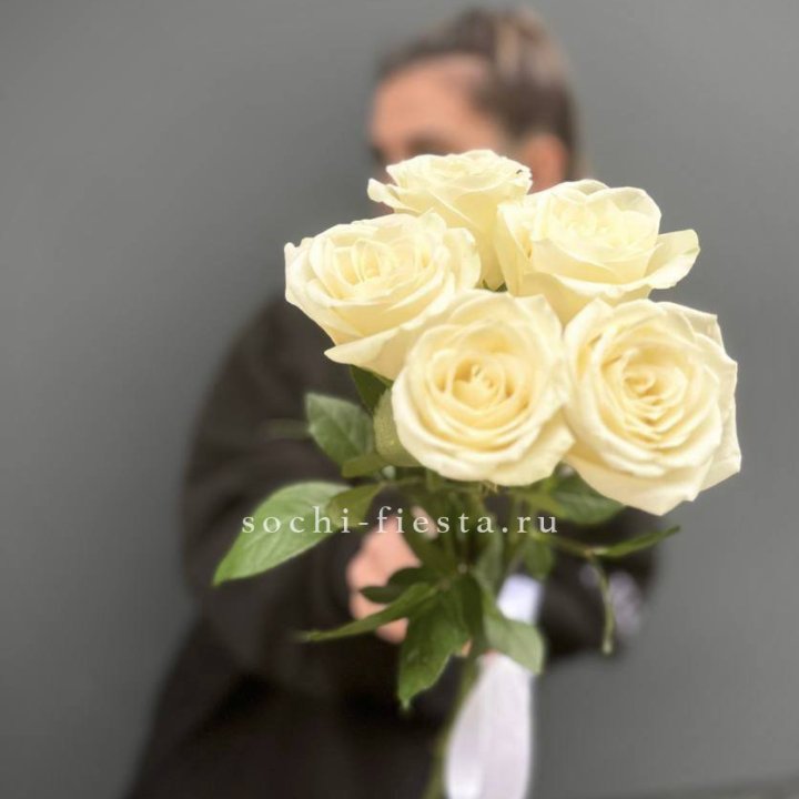 Букет 5 белых роз  в Череповеце