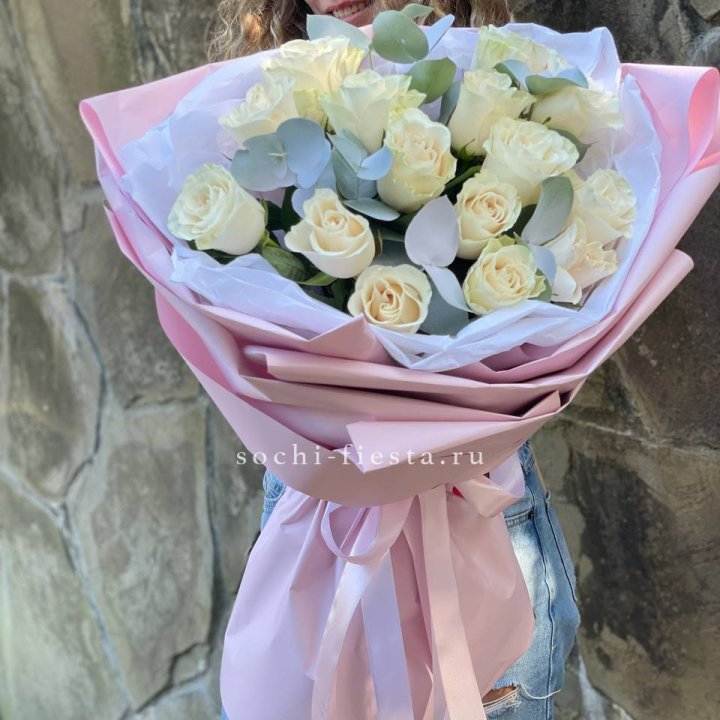 Белые розы в авторском оформлении в Череповеце