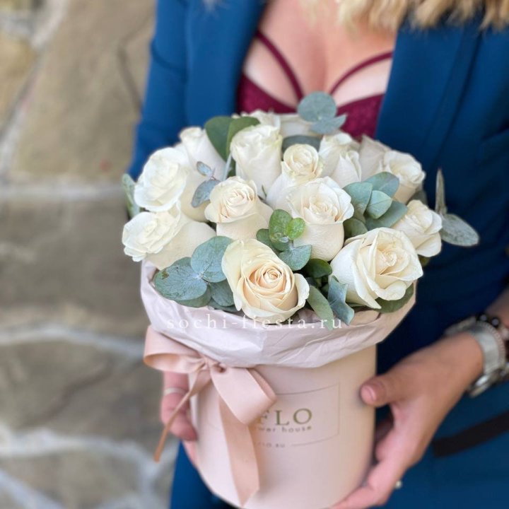 Цилиндр из белых роз в Череповеце