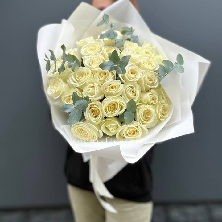 31 белая роза с эвкалиптом в Череповеце