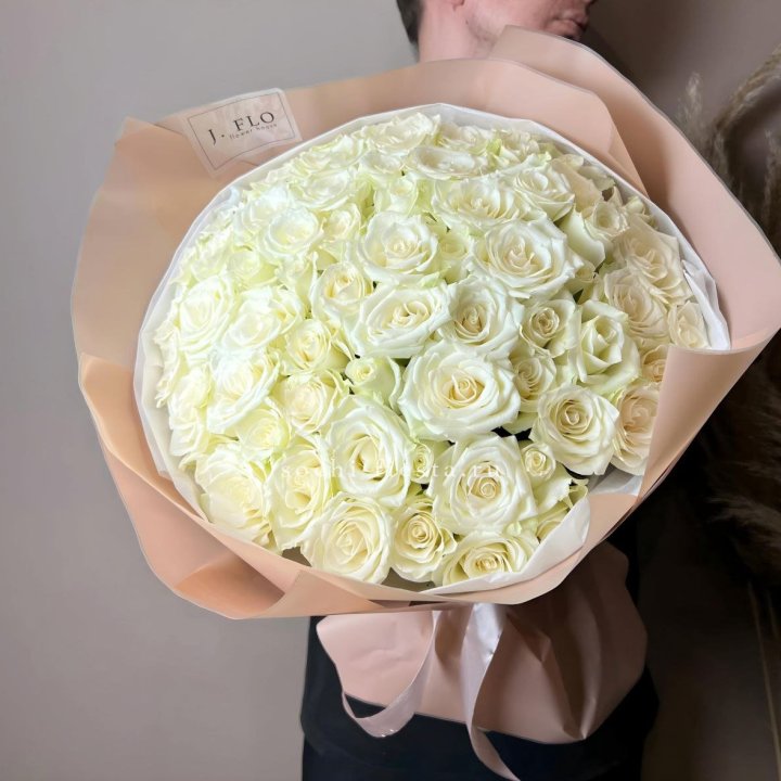 51 белая  роза в оформлении в Череповеце