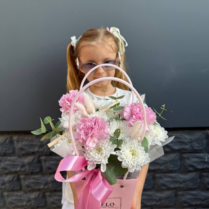 Сумочка из стойких хризантем и диантуса в Череповеце