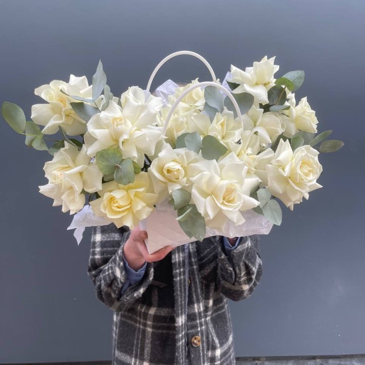 15 белых роз в сумочке в Череповеце