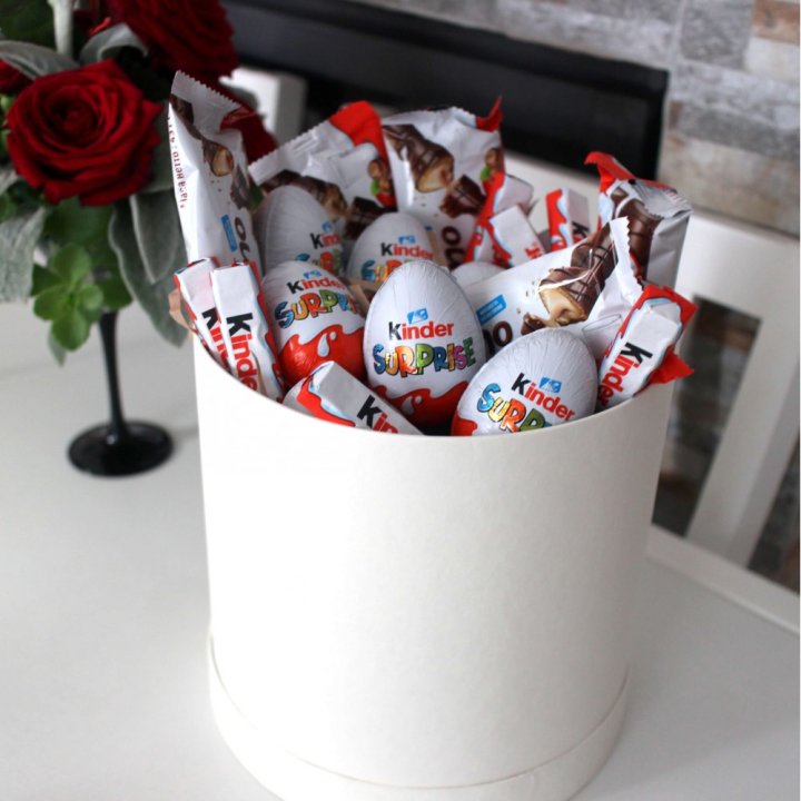 Коробка с киндерами  в Череповеце