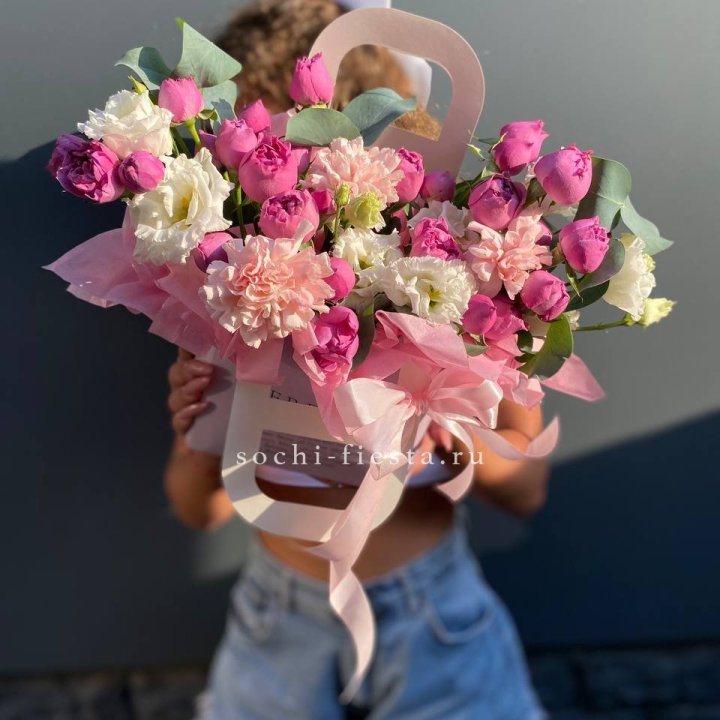 Сумочка с кустовой розой и диантусами в Череповеце