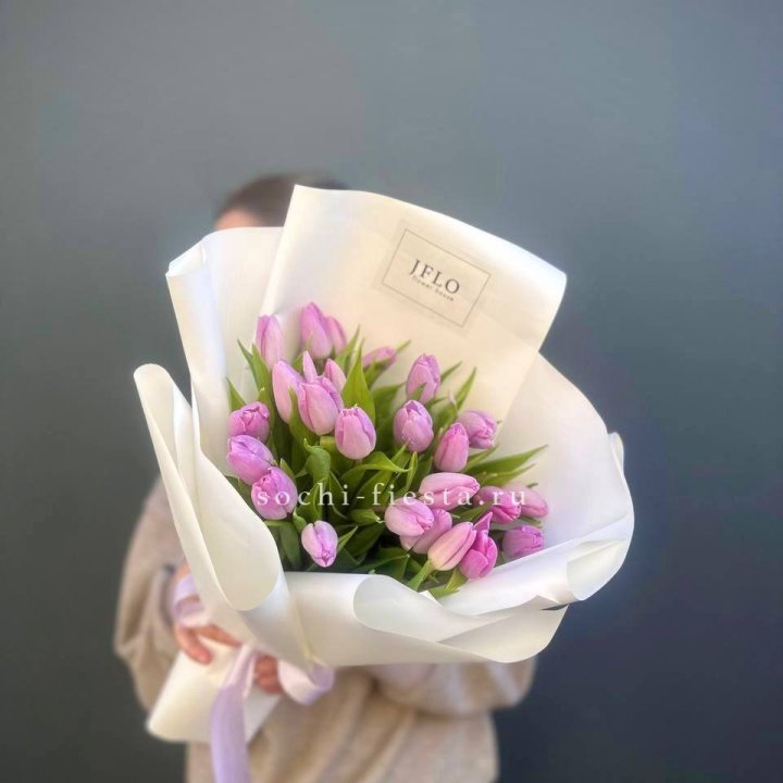 25 сиреневых тюльпанов в Череповеце