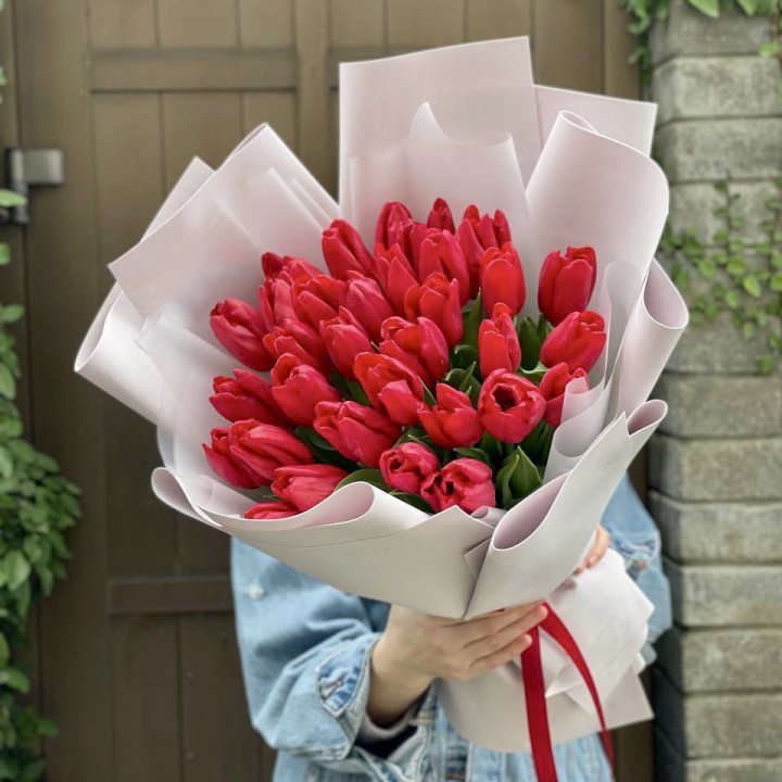 35 красных тюльпанов в Череповеце